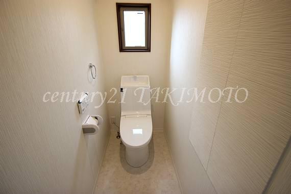 Toilet. Pat ventilation There is a window in the toilet! !