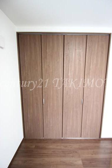 Receipt. Large storage conditioning in each room! !