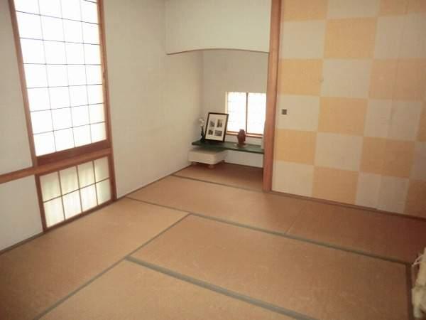 Other introspection. South side of the opening to the Japanese-style room