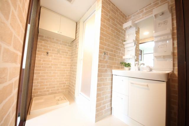 Wash basin, toilet. Indoor (12 May 2013) Shooting