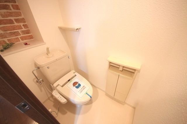 Toilet. Indoor (12 May 2013) Shooting