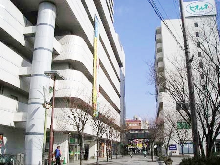 Shopping centre. Kintetsu Department Store Hirakata shop until the (shopping center) 571m