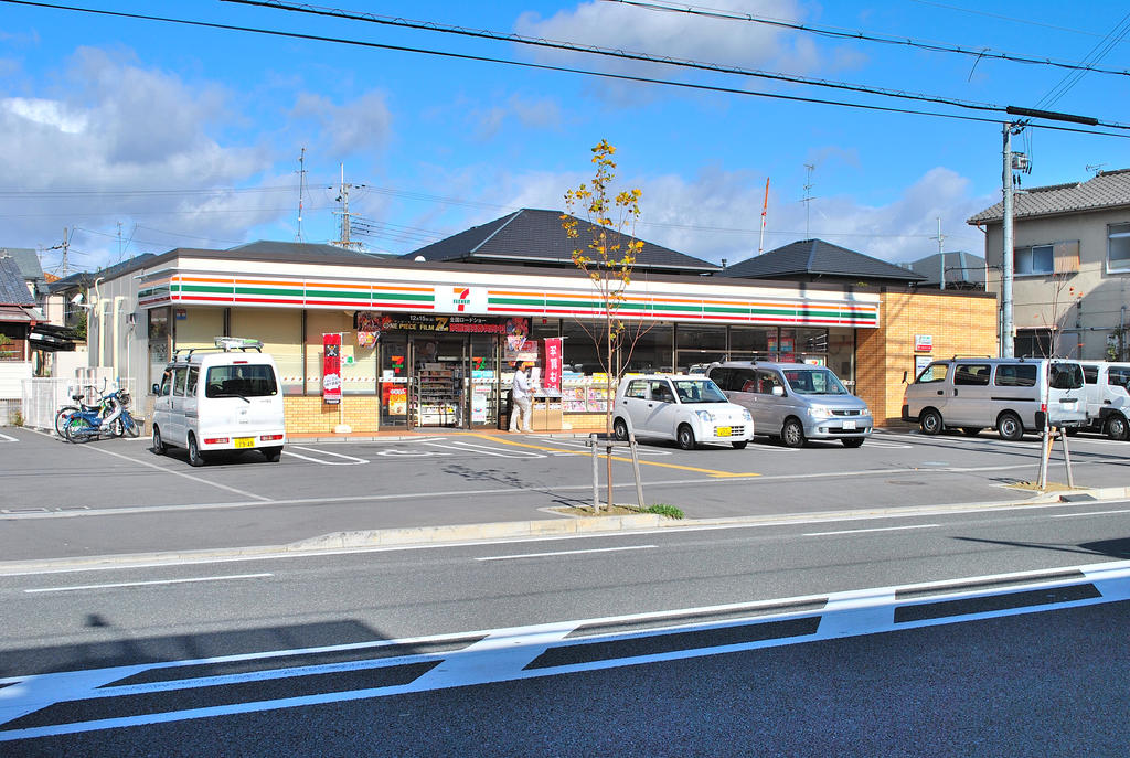 Convenience store. Seven-Eleven Hirakata Kuzuhaasahi 3-chome up (convenience store) 724m