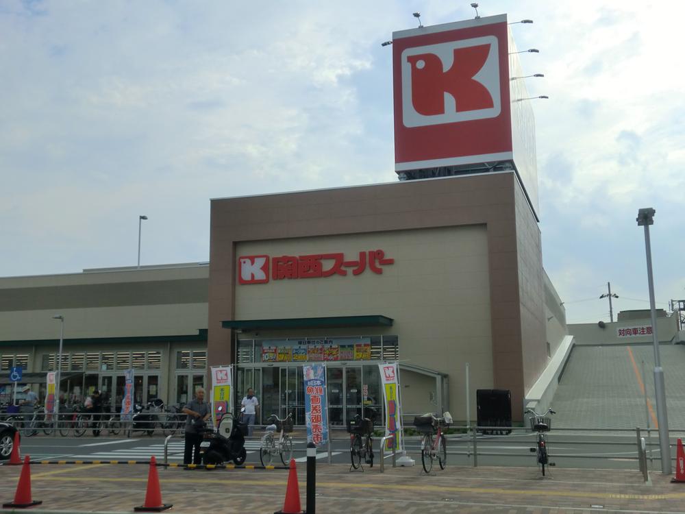 Shopping centre. There Kansai Super 7-minute walk from a large parking lot. Sales AM9: 00 ~ Bank of Kyoto there ATM at 22:00 on site.