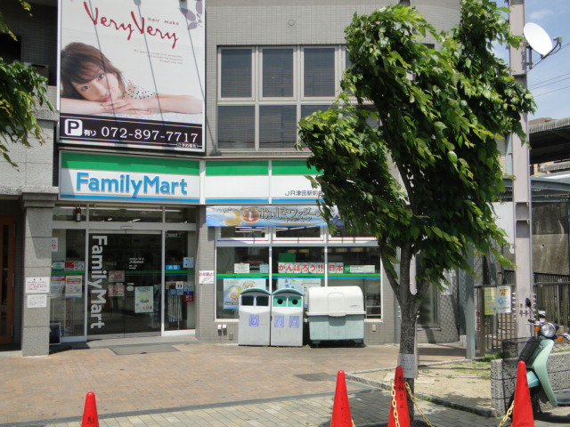 Convenience store. FamilyMart JR Tsudaekimae store up (convenience store) 330m