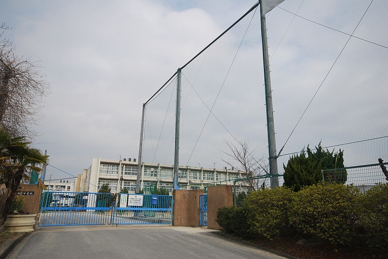 Junior high school. Hirakata Municipal Hirakata junior high school (junior high school) up to 1329m