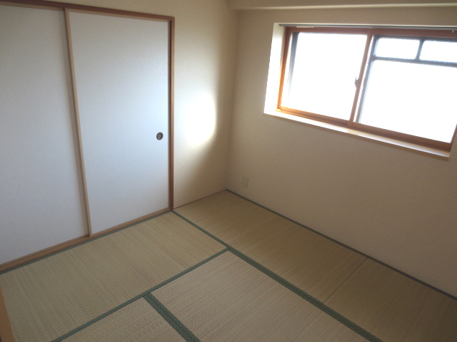 Other room space. Japanese-style room 6 quires Window there is a bright.