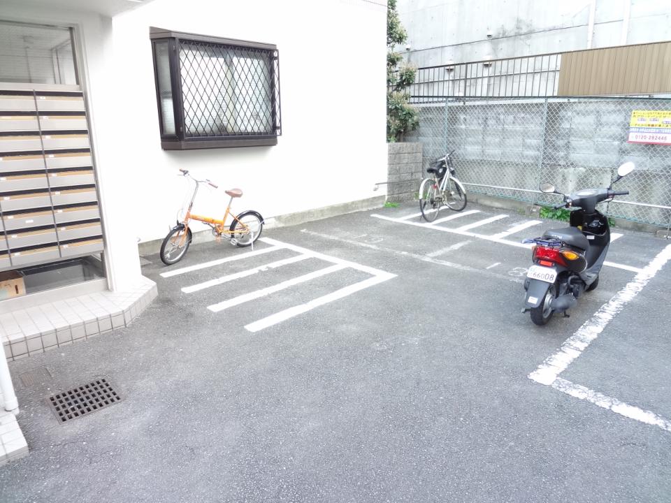 Other common areas. Medium-sized bike that can also be parking Bicycle