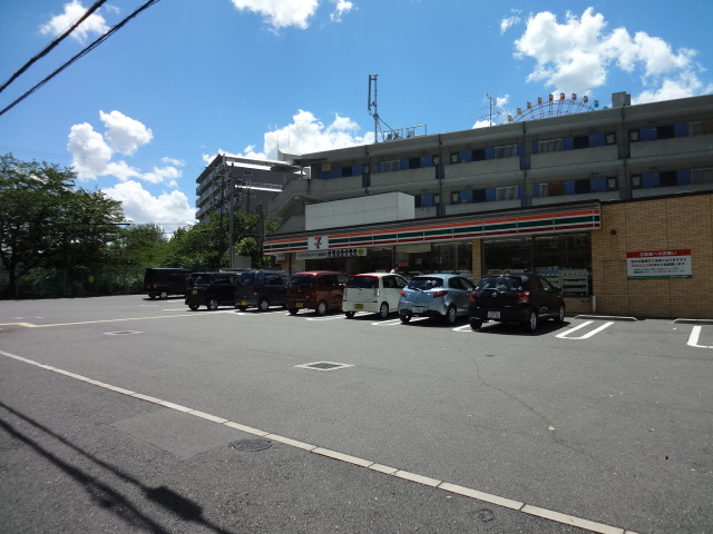 Convenience store. Seven-Eleven Hirakata Ikagaminami the town store (convenience store) to 884m