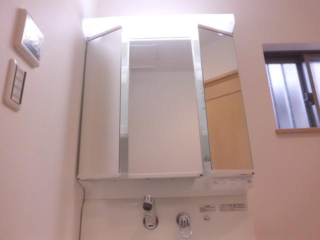 Same specifications photos (Other introspection). Wash basin of three-sided mirror type