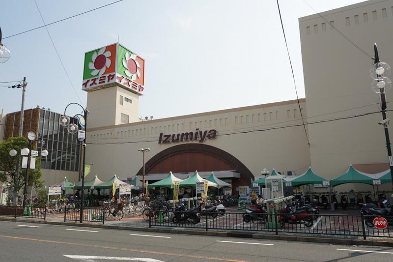 Shopping centre. Izumiya Hirakata store shopping 1070m to the center