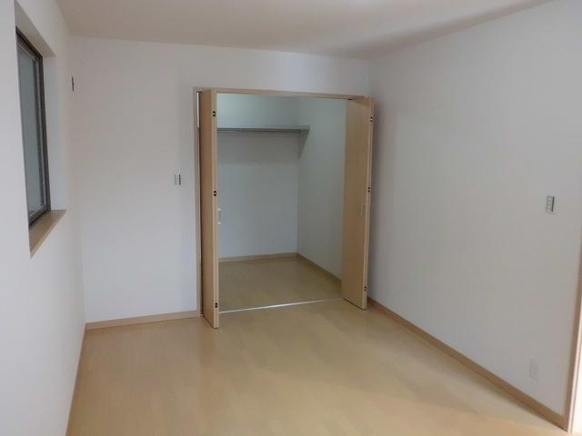 Same specifications photos (Other introspection). Walk-in closet with a Western-style