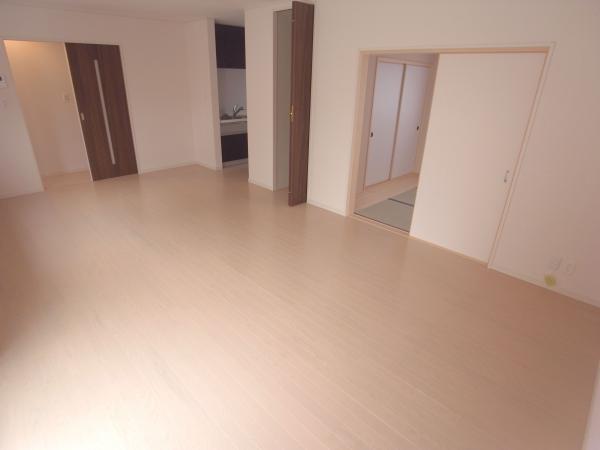 Same specifications photos (living). Bright sun per good spacious living