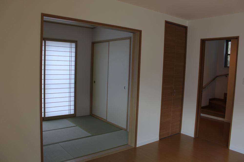 Other introspection. Because the Japanese-style room from the living room, You can use to suit the season