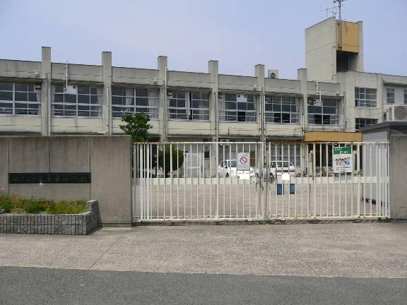 Primary school. Hirakata Municipal Higashikori to elementary school 360m