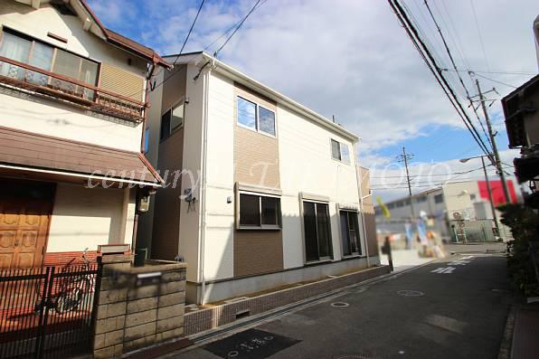 Local photos, including front road. And good lighting from the south!