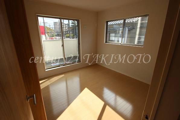 Non-living room. Each room is 6 quires more