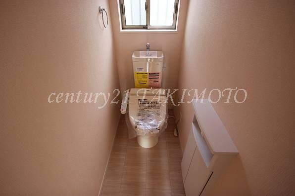 Toilet. Bright has a window in the toilet! !