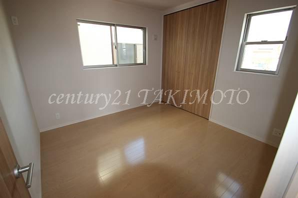 Non-living room. Bright Western-style in two-sided lighting!