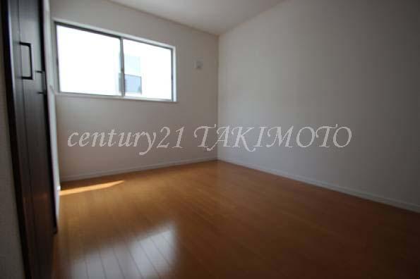 Non-living room. Spacious space.