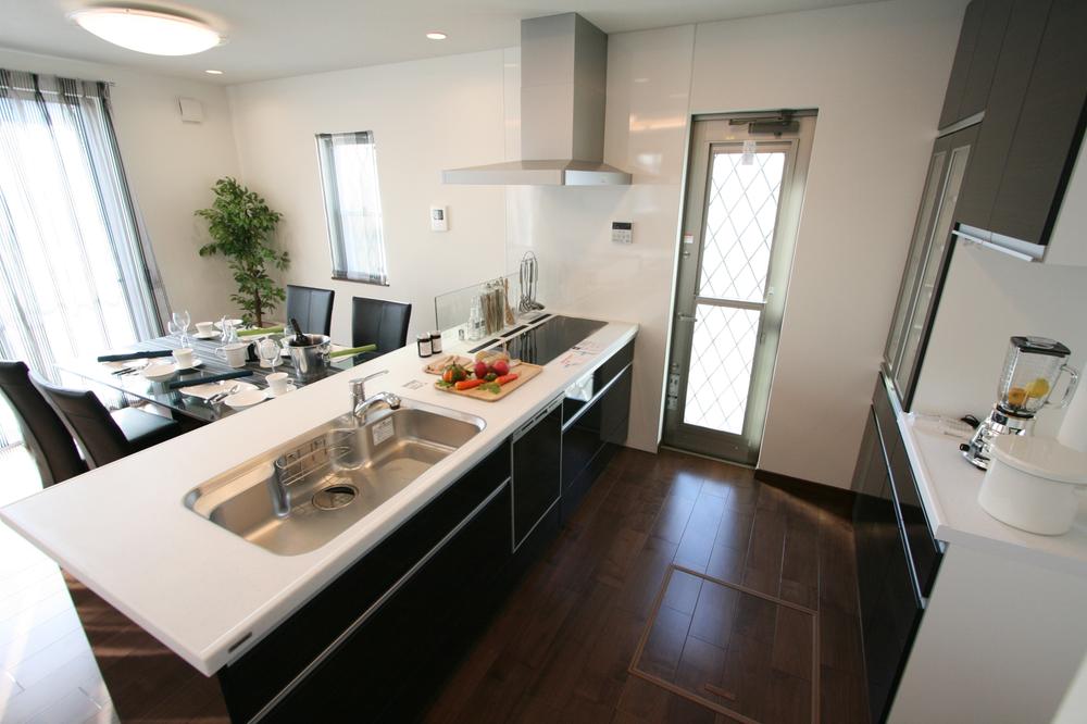 Kitchen. Here is the dream of the cup board !! wife face-to-face full-flat kitchen. Local model house shooting