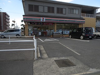 Convenience store. Seven-Eleven Hirakata Tsudaekimae store up (convenience store) 1105m