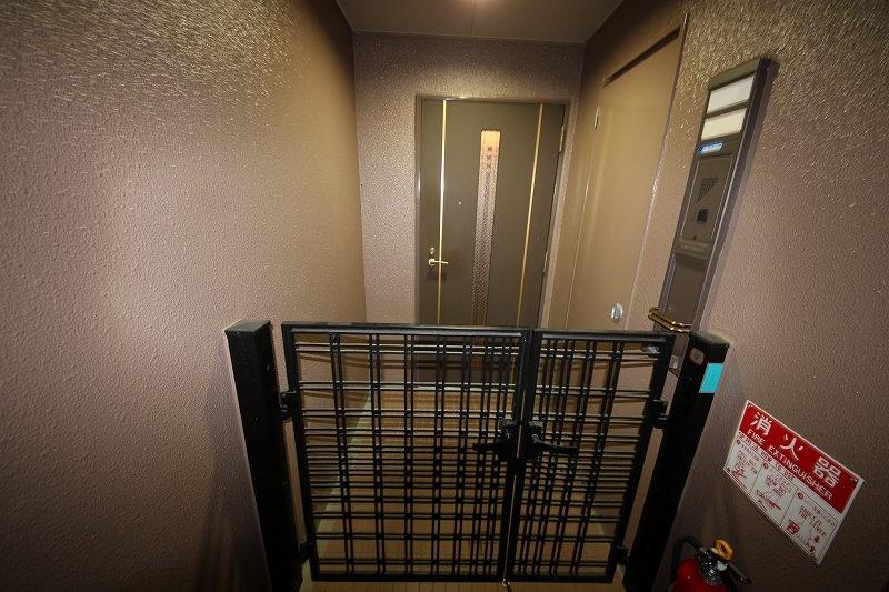 Entrance. Local (11 May 2013) Shooting