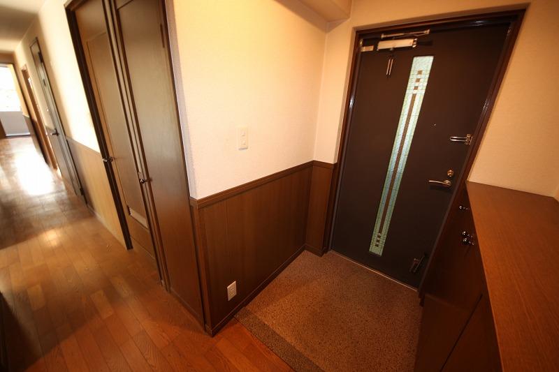 Entrance. Local (11 May 2013) Shooting