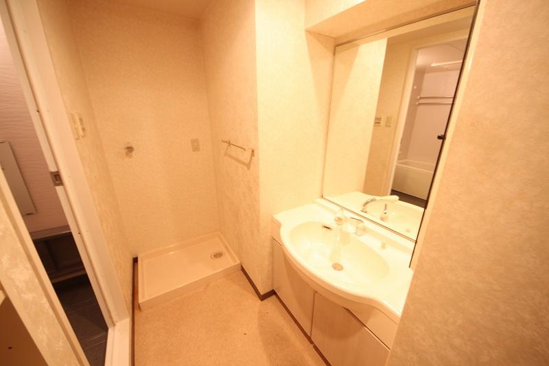 Wash basin, toilet. Indoor (11 May 2013) Shooting