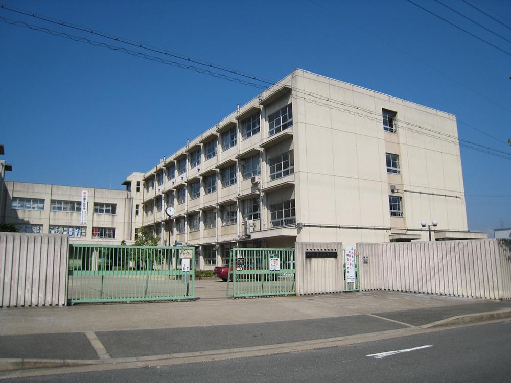 Junior high school. Hirakata Municipal Nagaonishi until junior high school 848m