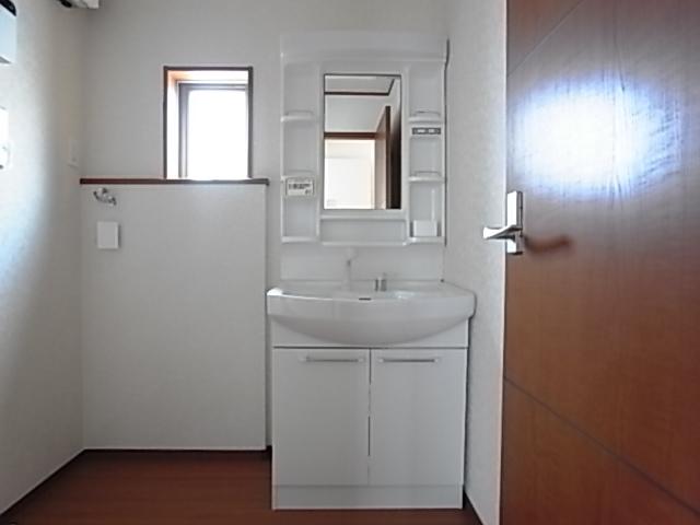 Wash basin, toilet. High-quality space is directing the room