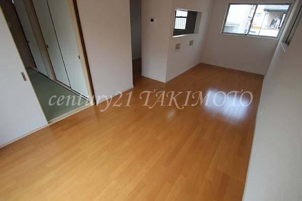 Living. Living room is a convenient face-to-face kitchen that can be passed seen.