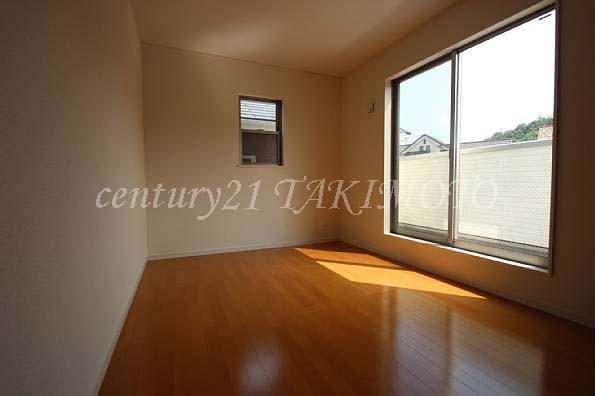 Non-living room. All room pair is glass! !