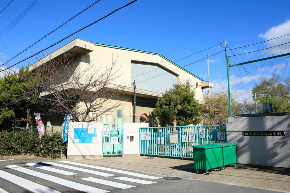 Primary school. Municipal Hirakata until elementary school 240m