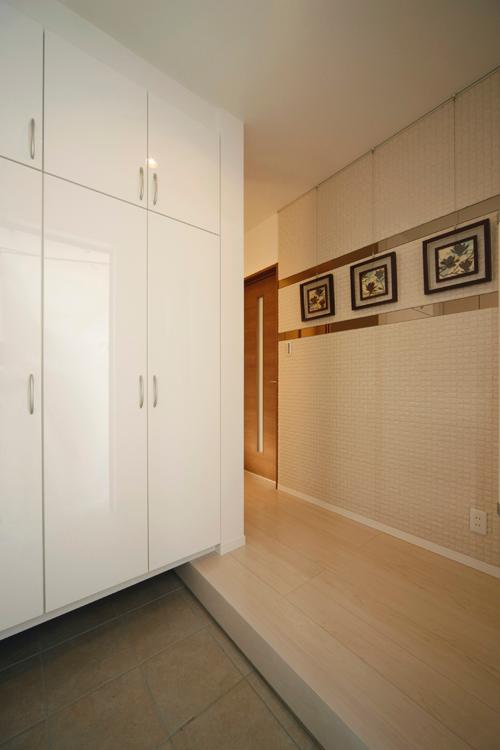 Other introspection. The spacious entrance, There is also a shoe-in cloakroom. Indoor (April 2013) Shooting