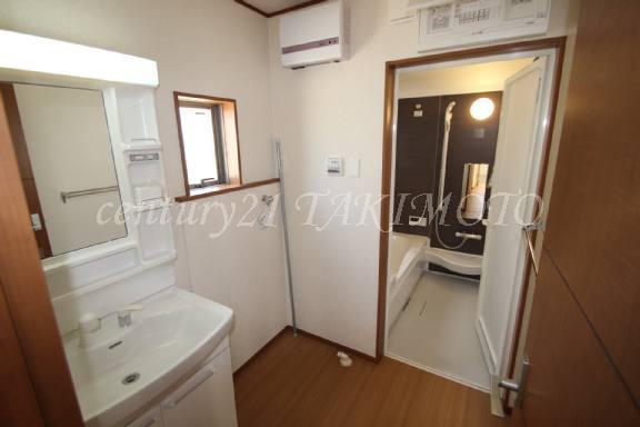 Wash basin, toilet. Convenient Shampoo dresser!