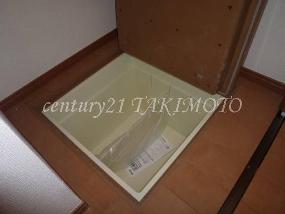 Receipt. Underfloor storage. Please to save the seasoning!