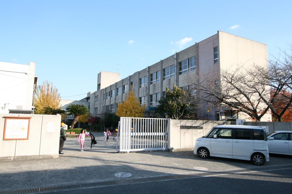 Primary school. Hirakata Municipal plains 350m up to elementary school