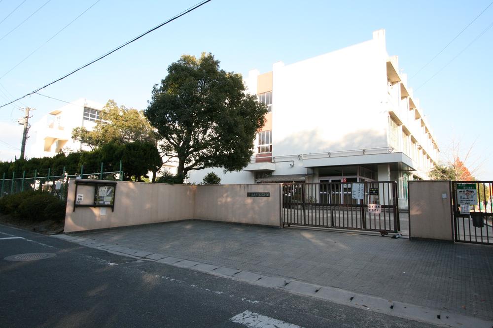 Junior high school. Hirakata Municipal Shodainaka 1100m to school