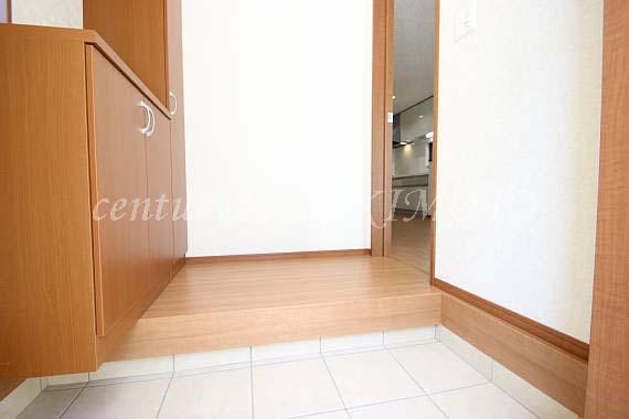 Entrance. Large shoebox is standard equipment in the entrance!