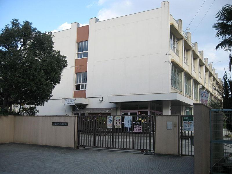 Junior high school. Hirakata Municipal Shodainaka 1146m to school