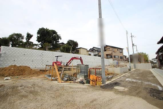 Local photos, including front road. It is currently under construction!