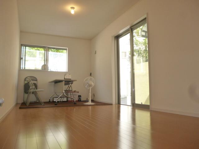 Living. There windows dihedral.