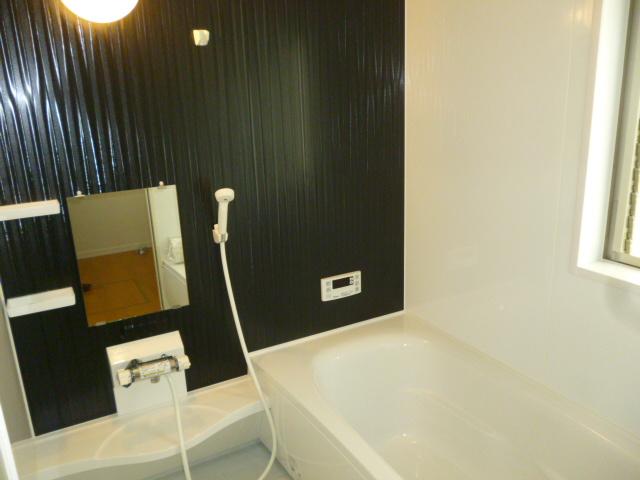 Bathroom. Please heal the fatigue of the day with a 1 square meters or more of the bathroom.