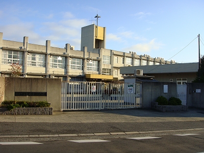 Primary school. Hirakata Municipal Higashikori elementary school (elementary school) 1000m to