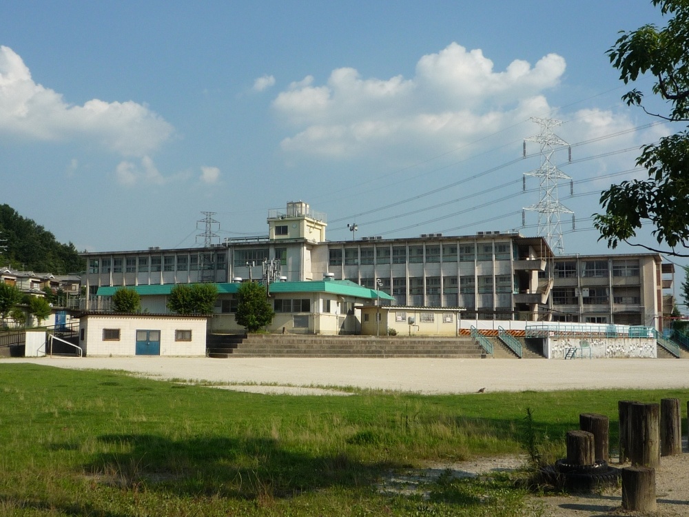 Primary school. Municipal Kuzuha to South Elementary School (Elementary School) 629m