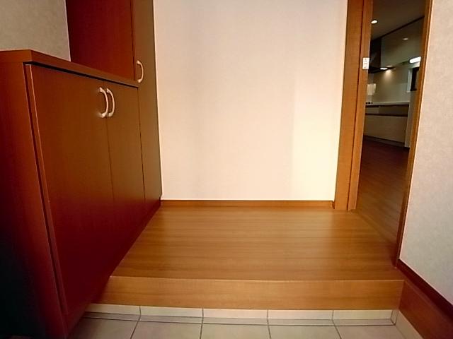 Entrance. Also refreshing hobby tools in with the front door storage