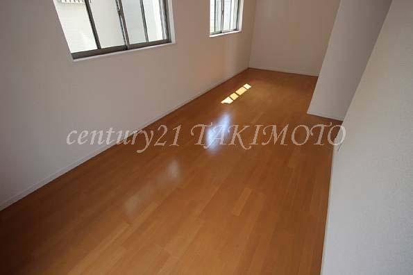 Living. Living room is a convenient face-to-face kitchen that can be passed seen.