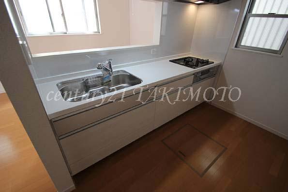 Kitchen. Popular counter kitchen to wife. The dishes can be enjoyed in the family of the reunion