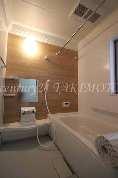 Bathroom. Bathtub also spacious! We will put in Minna!